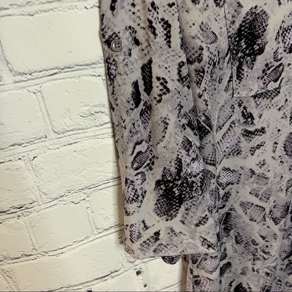 Ellen Tracy Button Tab Printed Blouse Soft Desert Mauve Size Medium NWT - Picture 4 of 13